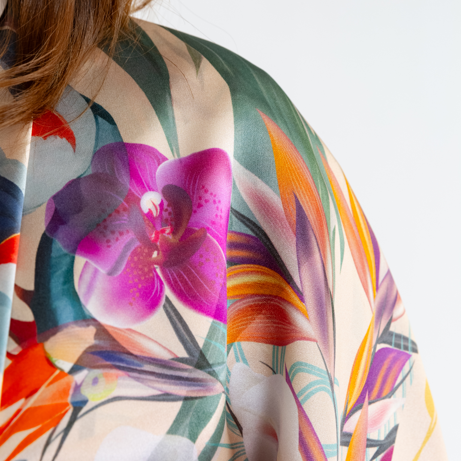 Как носить шёлковый платок